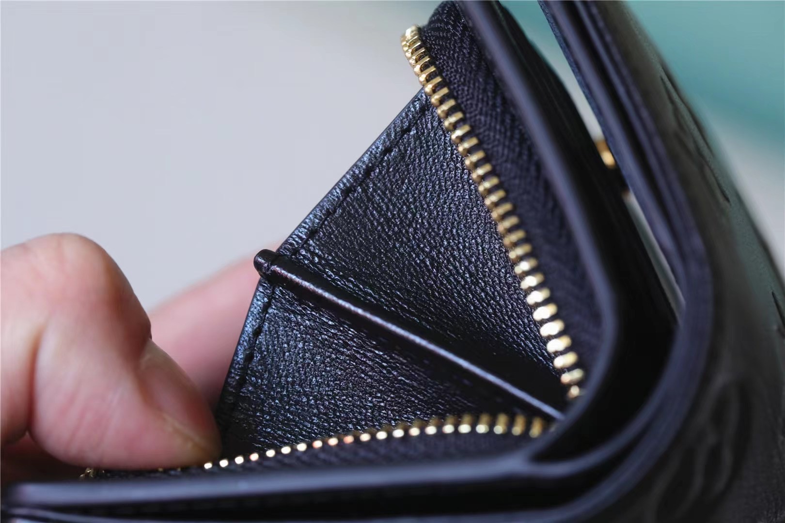 L0vis Vvtt0n Lou Wallet Monogram Embossed Black For Women 4.3in/11cm