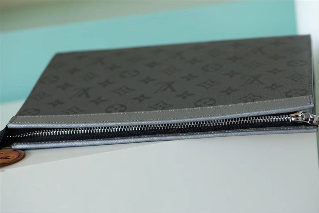 Pochette Voyage MM Monogram Gray For Men 10.6in/27cm M30840