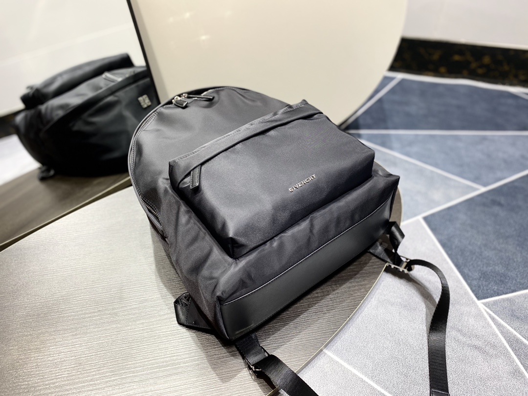 Givenchy Essentiel U Backpack Black For Women‎ 16.9in/43cm BK508HK17N-001