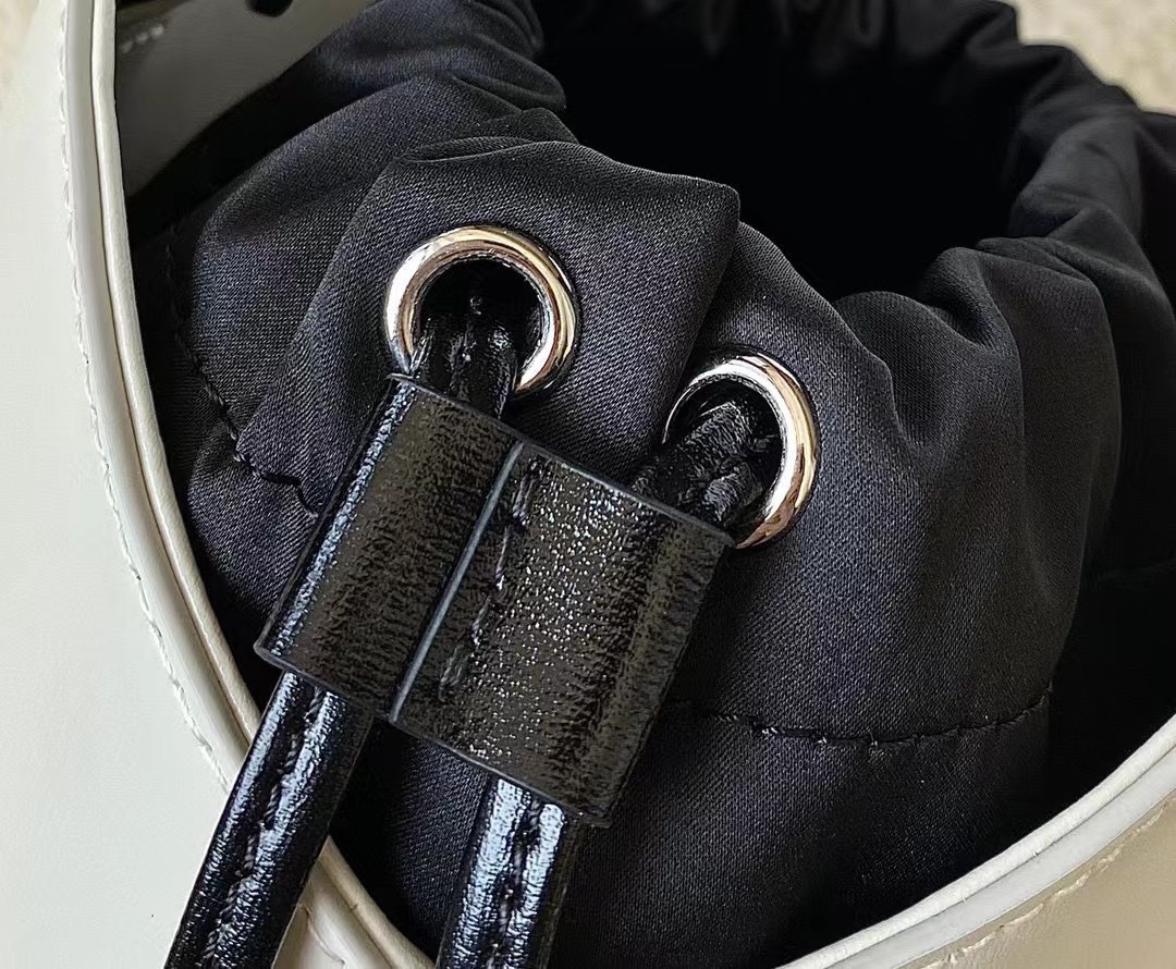 Givenchy Mini Cut Out Bucket Bag Black/White For Women‎ 6.3in/16cm BB50NRB1GV 001