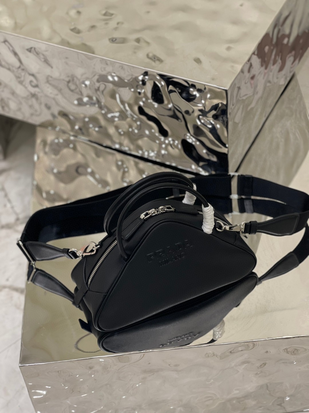 Pra*a Triangle Bag White/Black For Women 9.8 in / 25 cm 1BB082_2BYA_F0009_V_NEO