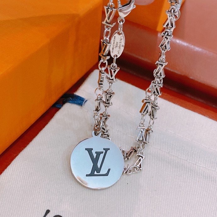 L0vis Vvtt0n LV Letter Necklace Silver For Women