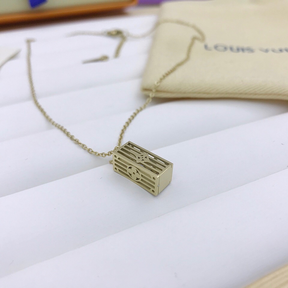 L0vis Vvtt0n Rectangular Pendant Necklace Gold Tone For Women