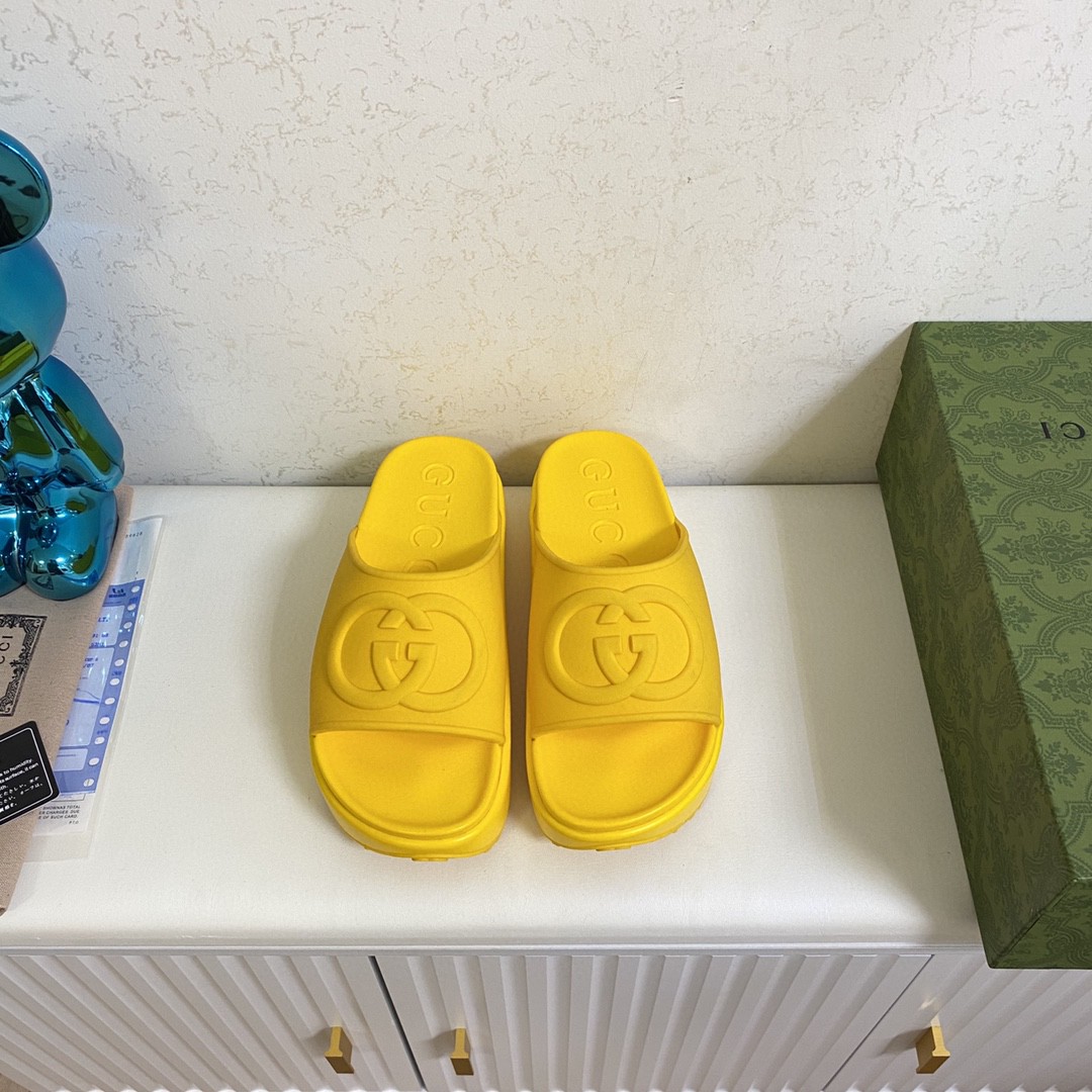 Gvc*1 Interlocking G Slide Sandal Yellow For Men