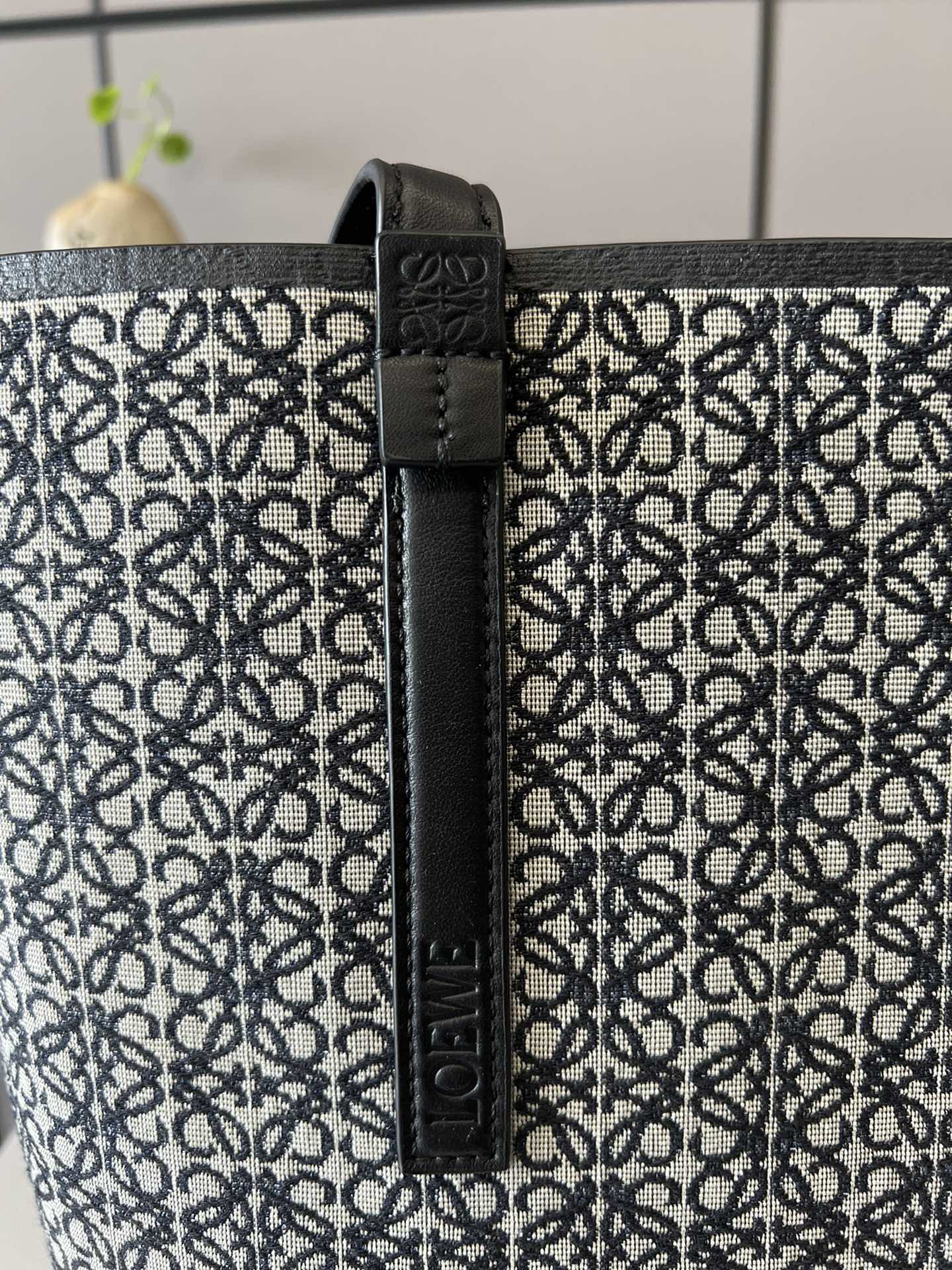 L0ew* T Tote bag in Anagram Black/Grey For Women 18.1in / 46cm B657Z73X03