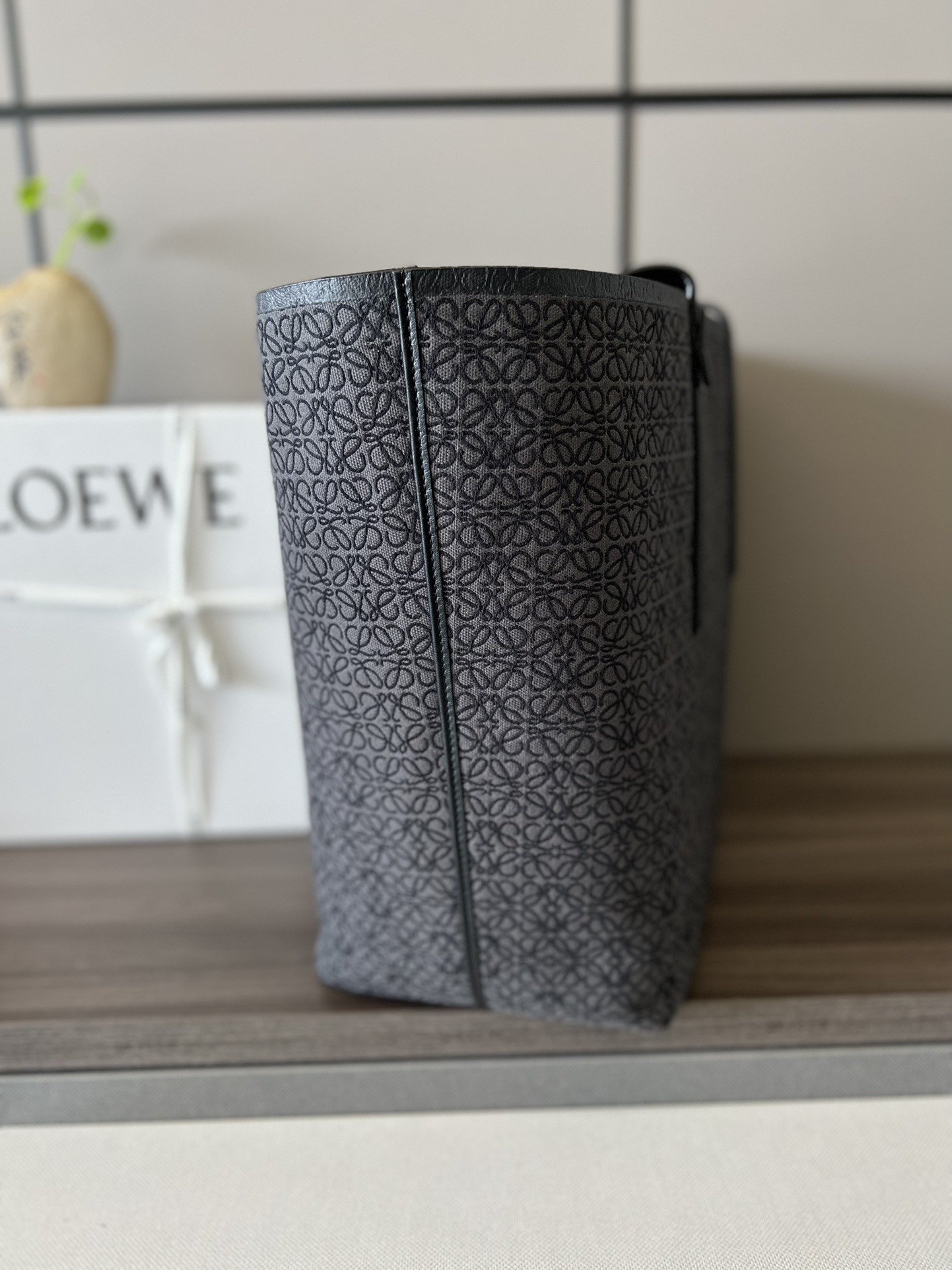 L0ew* T Tote bag in Anagram Black/Grey For Women 18.1in / 46cm B657Z73X03