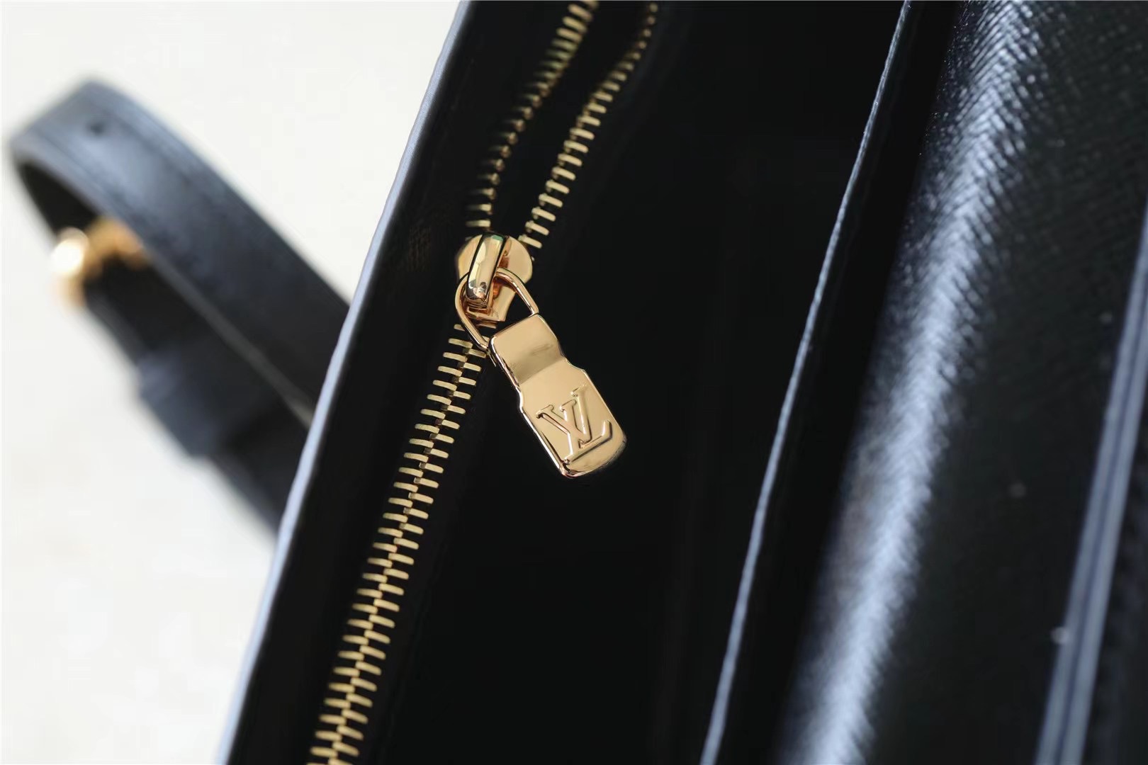 L0vis Vvtt0n LV Book Chain Wallet Brown For Women 7.9 in/ 20cm M81830