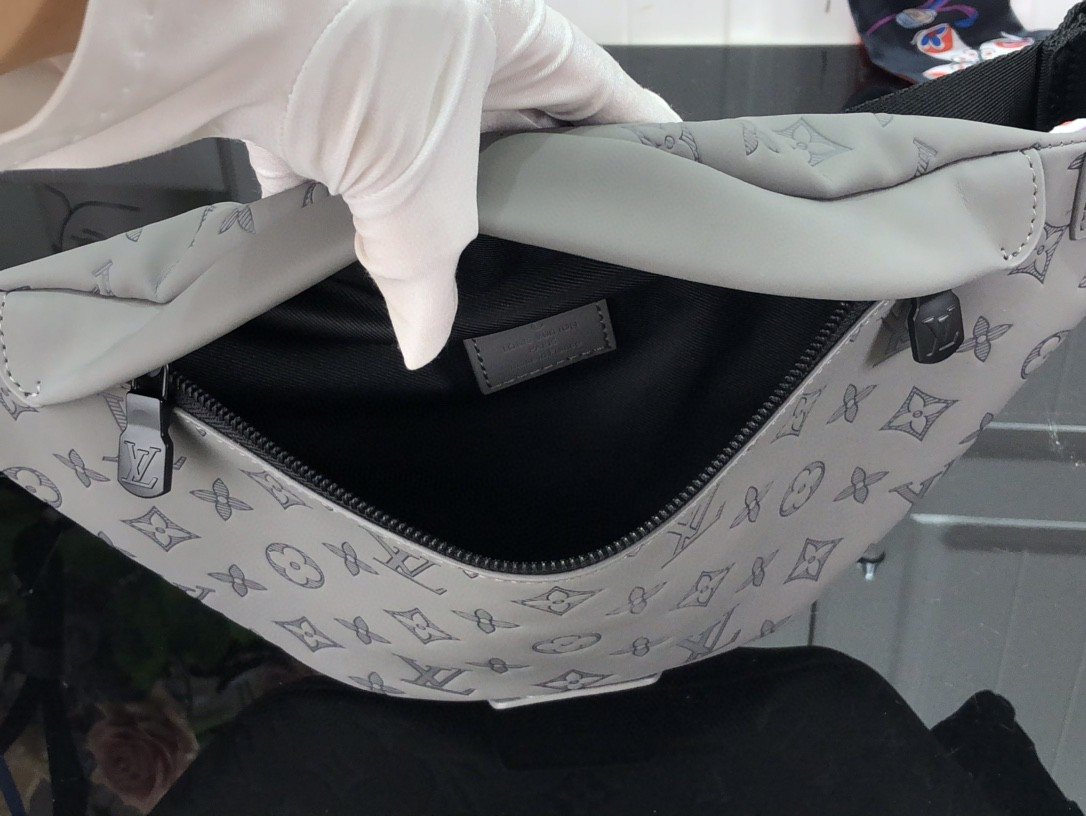 L0vis Vvtt0n Discovery Bumbag Grey For Men 44 cm/ 17.3 in M46108