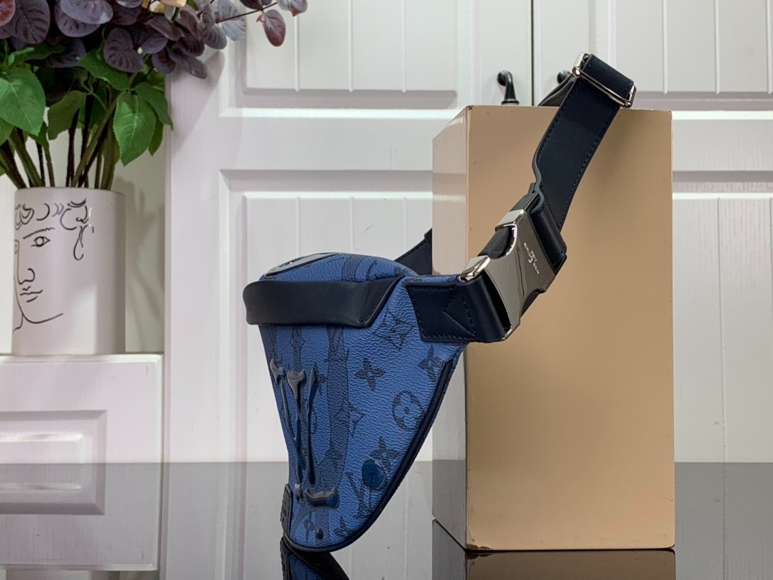 L0vis Vvtt0n Discovery Bumbag Blue For Men 44 cm/ 17.3 in M22576