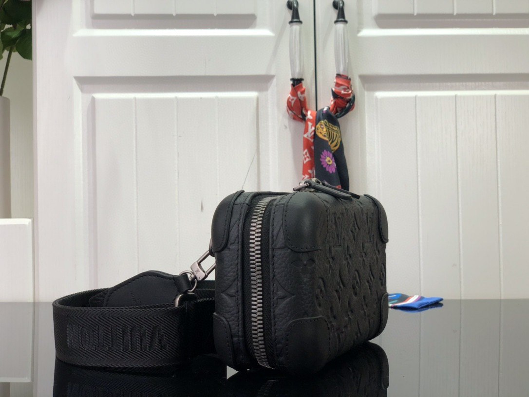 L0vis Vvtt0n Horizon Clutch Black 21cm/ 8.3 in