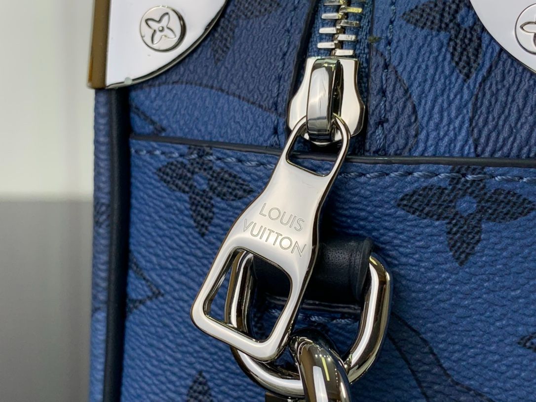 L0vis Vvtt0n Mini Soft Trunk Blue For Men 18.5 cm/ 7.3 in M22588