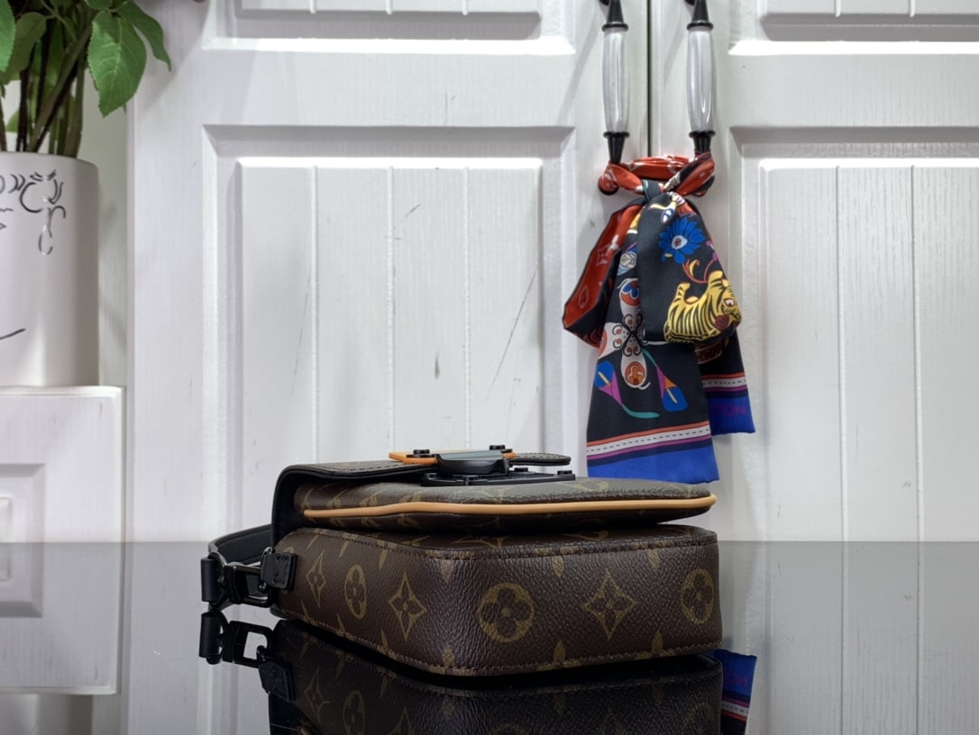 L0vis Vvtt0n S-Lock Vertical Wearable Wallet Brown For Men 19cm/ 7.5 in