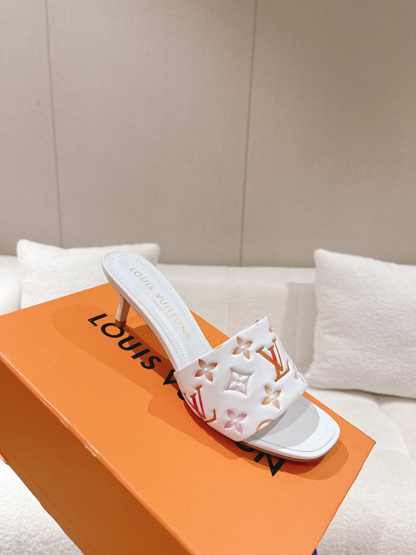 L0vis Vvtt0n Revival Mule White For Women