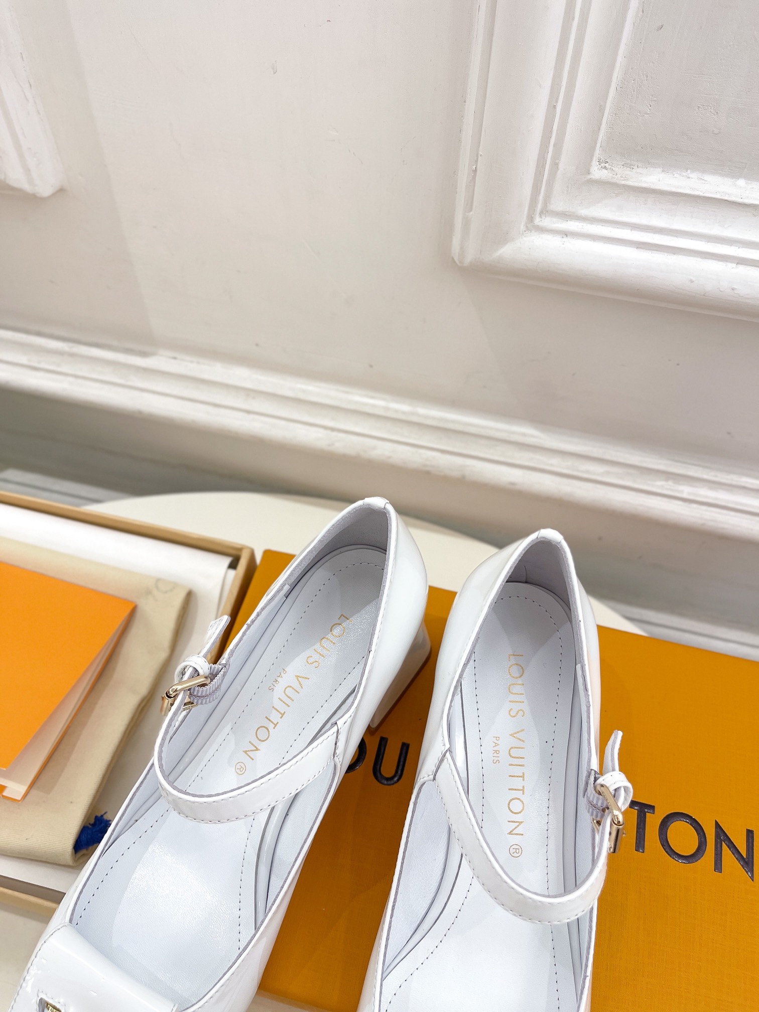 L0vis Vvtt0n Shake Pump White For Women 5.5 cm / 2.2-inch