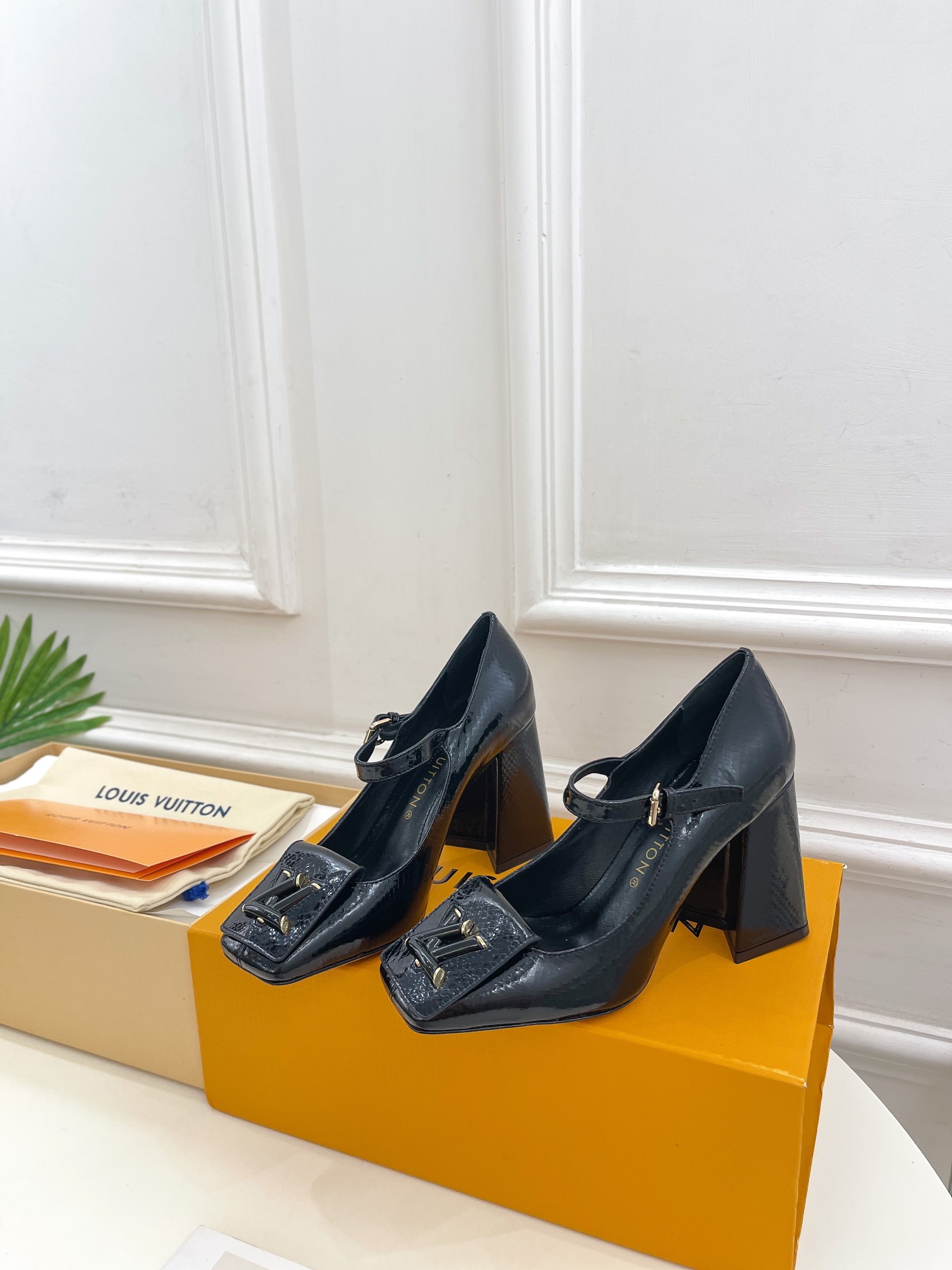 L0vis Vvtt0n Shake Pump Black For Women 8.5 cm / 3.3-inch