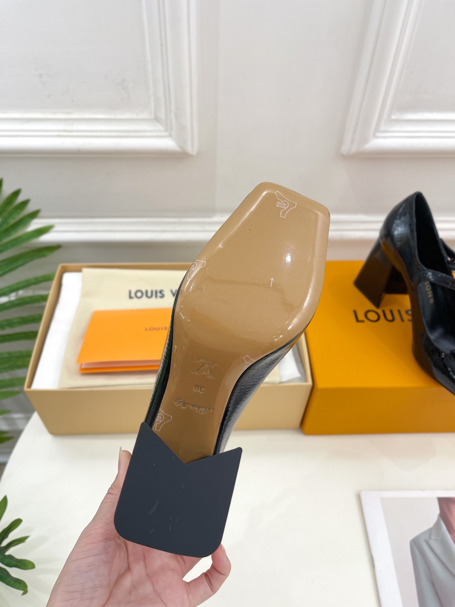 L0vis Vvtt0n Shake Pump Black For Women 8.5 cm / 3.3-inch