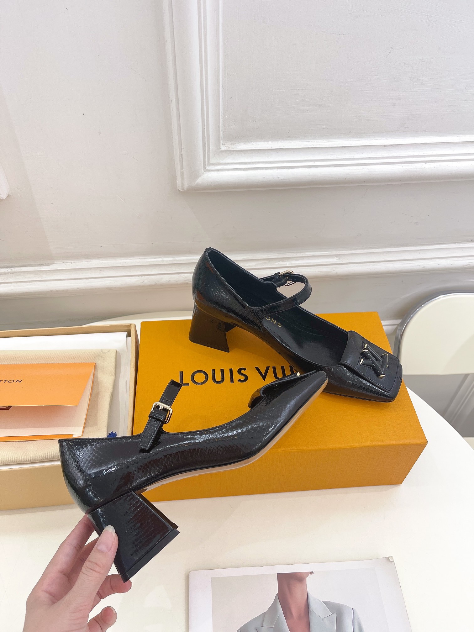 L0vis Vvtt0n Shake Pump Black For Women 5.5 cm / 2.2-inch