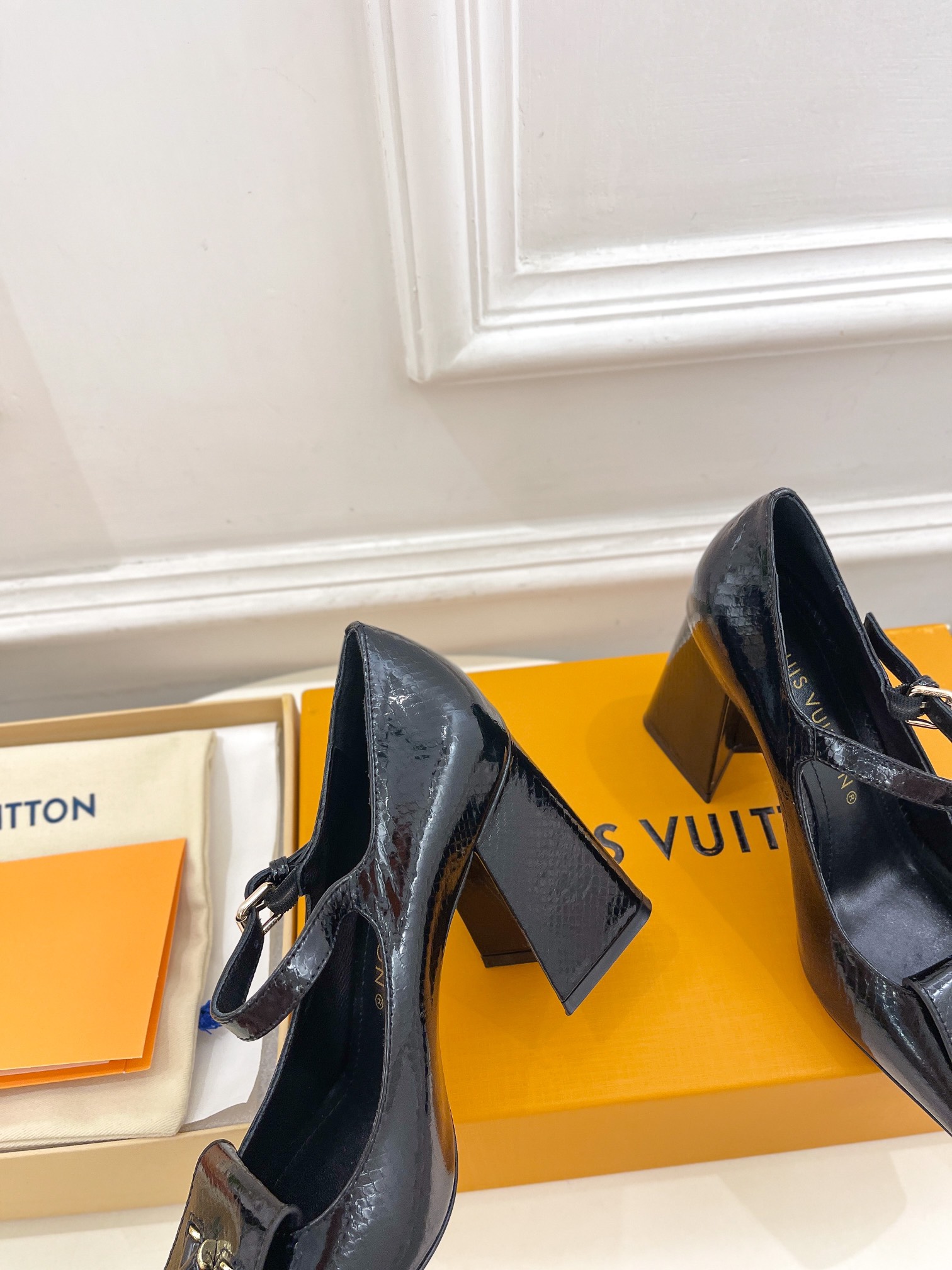 L0vis Vvtt0n Shake Pump Black For Women 8.5 cm / 3.3-inch