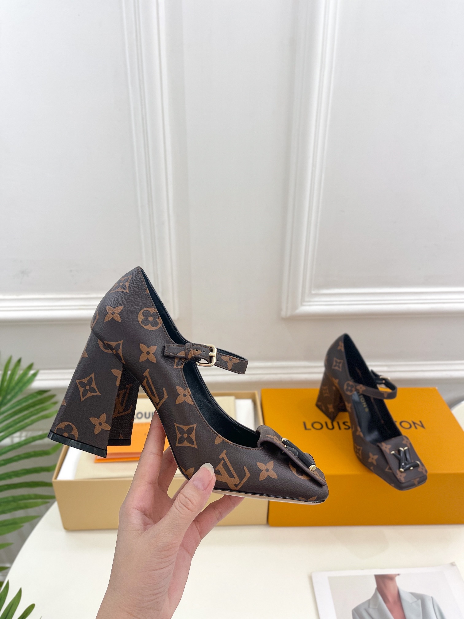 L0vis Vvtt0n Shake Pump Brown For Women 8.5 cm / 3.3-inch