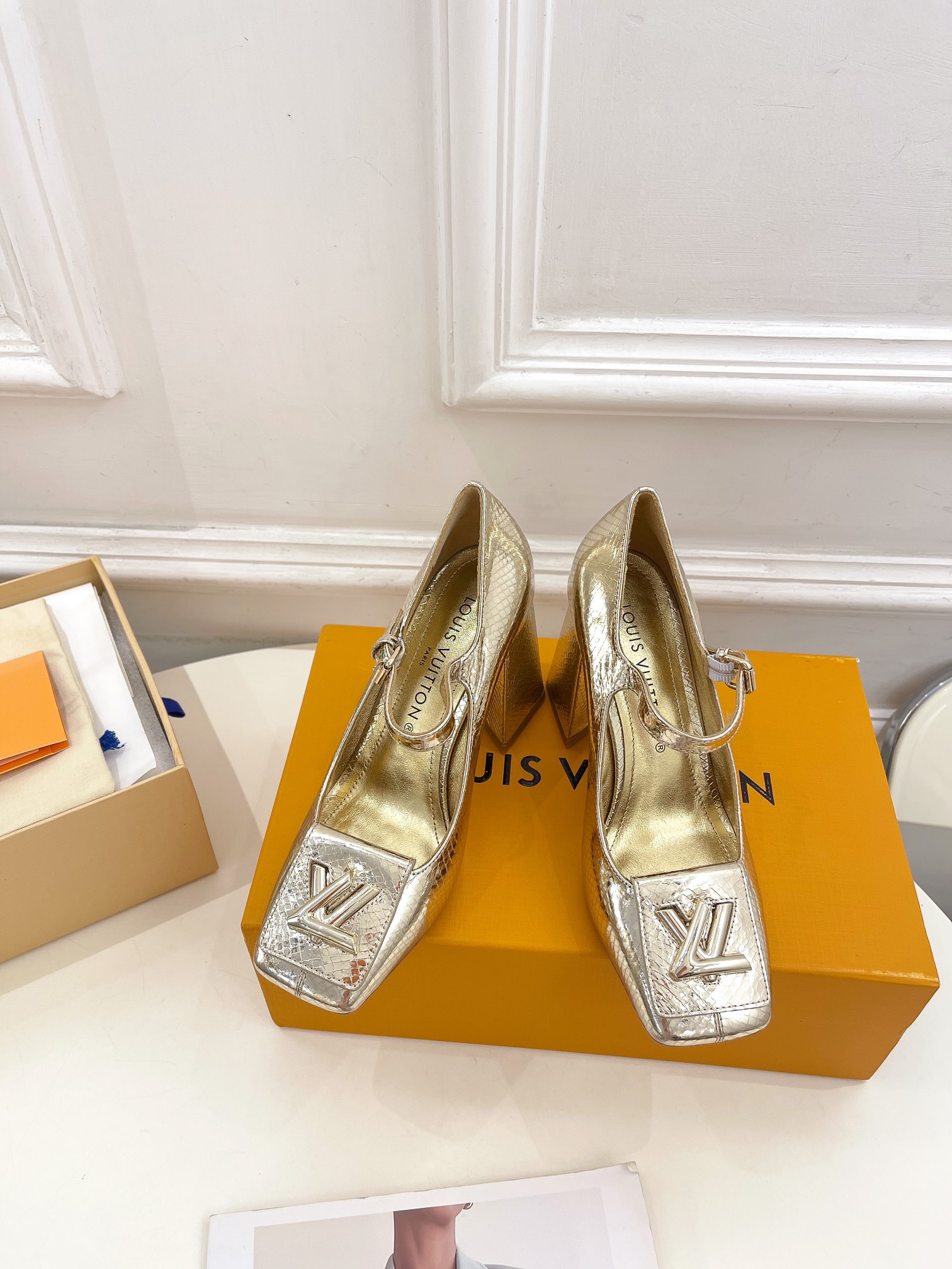 L0vis Vvtt0n Shake Pump Gold For Women 8.5 cm / 3.3-inch