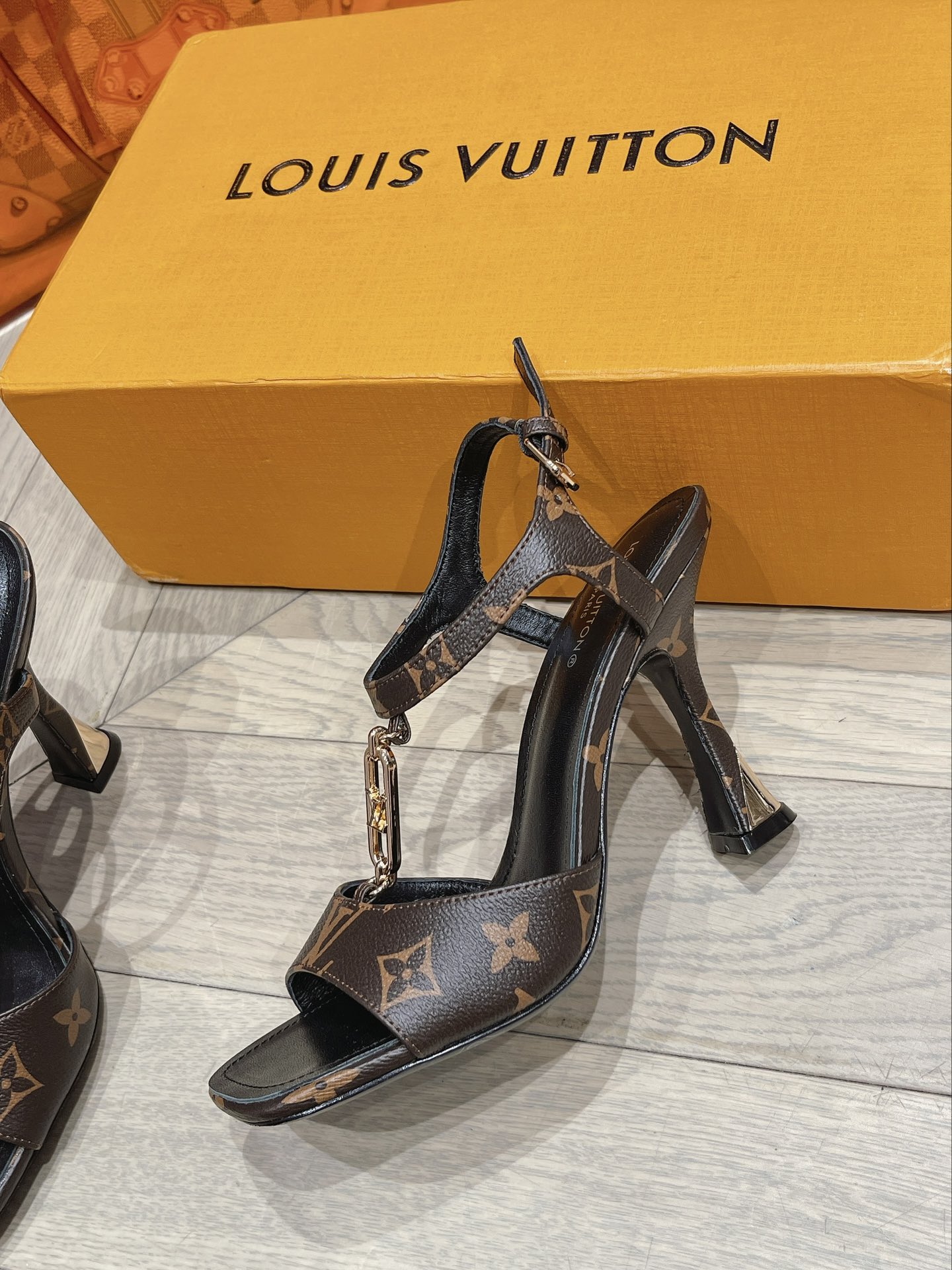 L0vis Vvtt0n Sparkle Sandal Brown For Women 9.5 cm / 3.7-inch