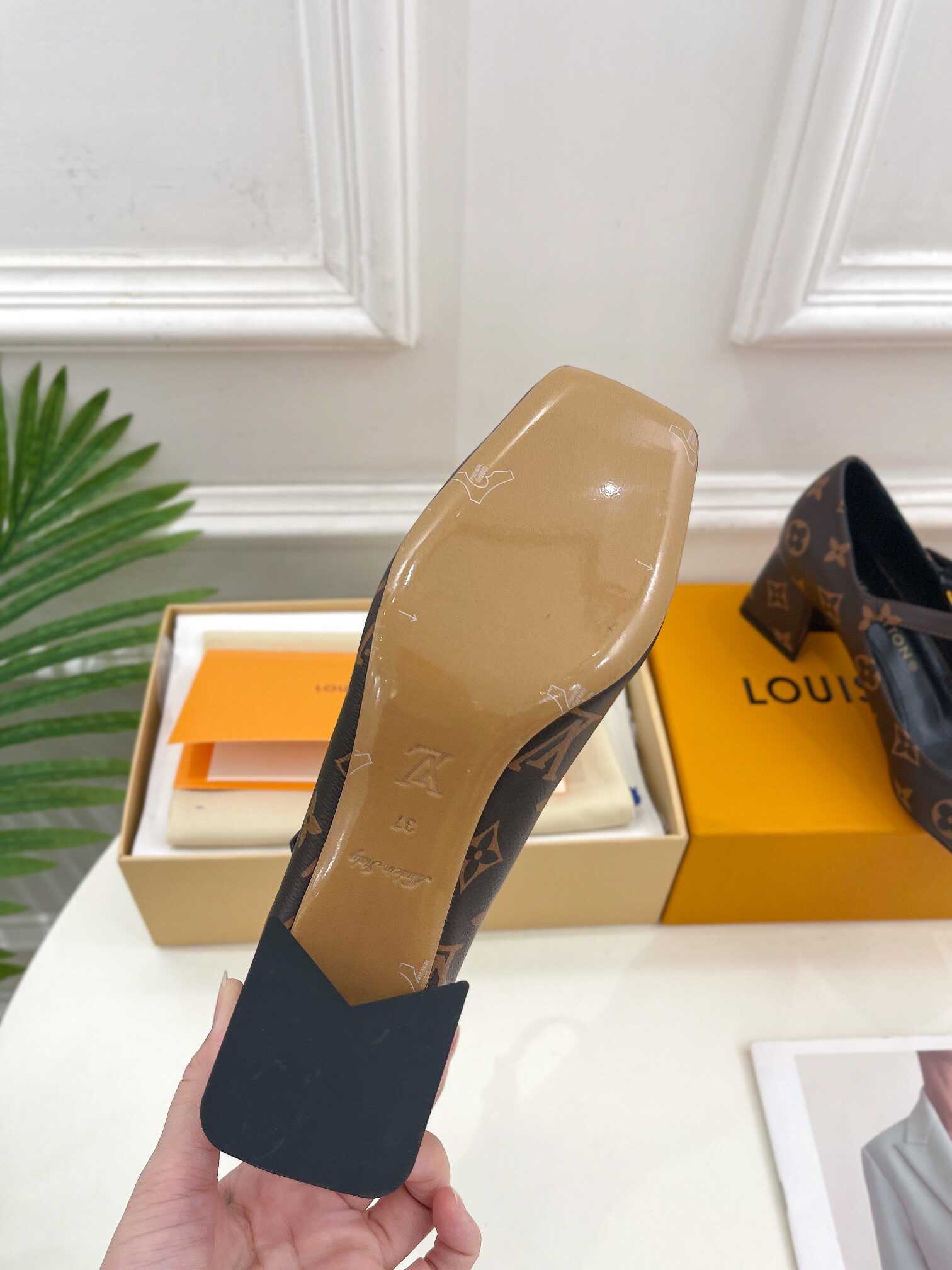 L0vis Vvtt0n Shake Pump Brown For Women 5.5 cm / 2.2-inch