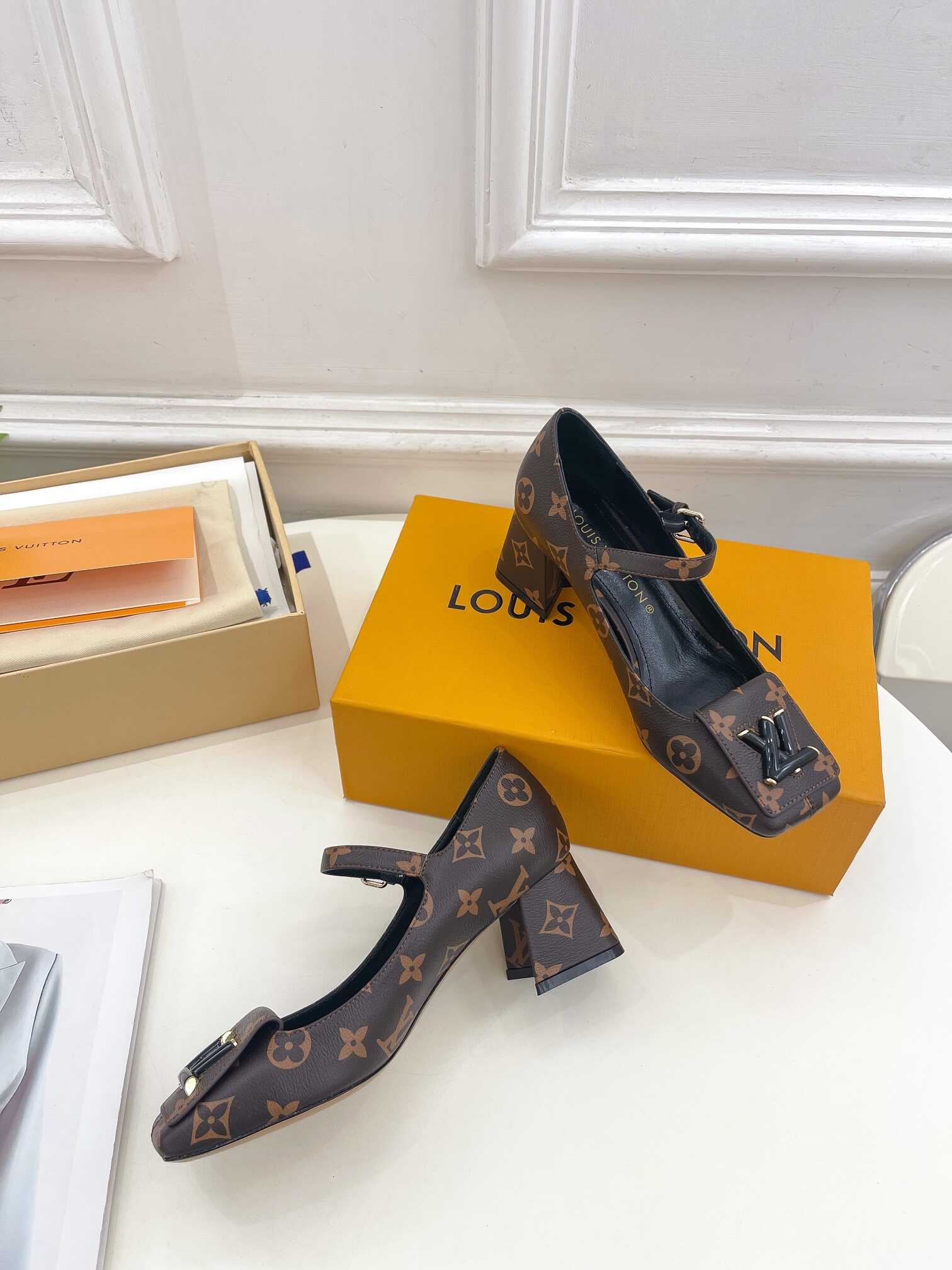 L0vis Vvtt0n Shake Pump Brown For Women 5.5 cm / 2.2-inch