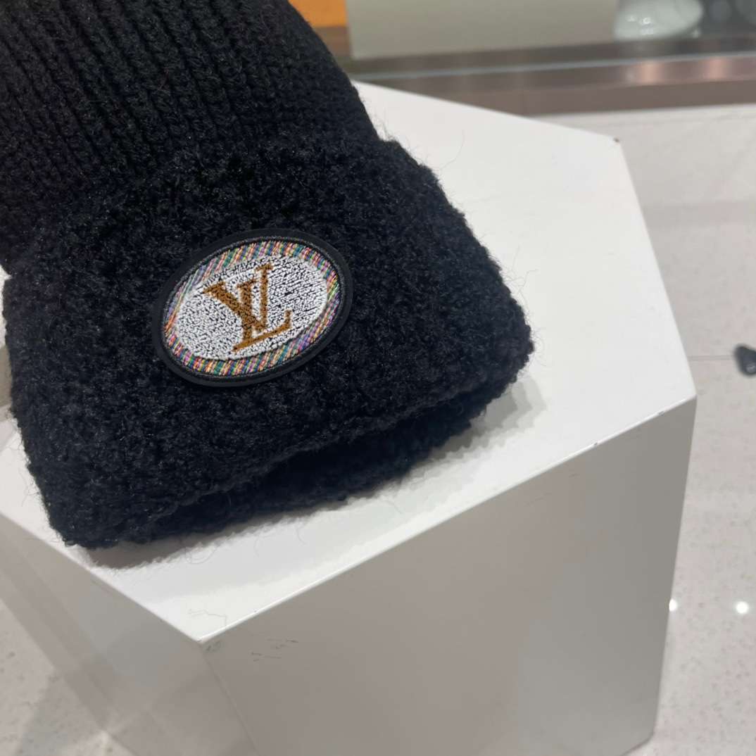 L0vis Vvtt0n Ahead Beanie Black For Women