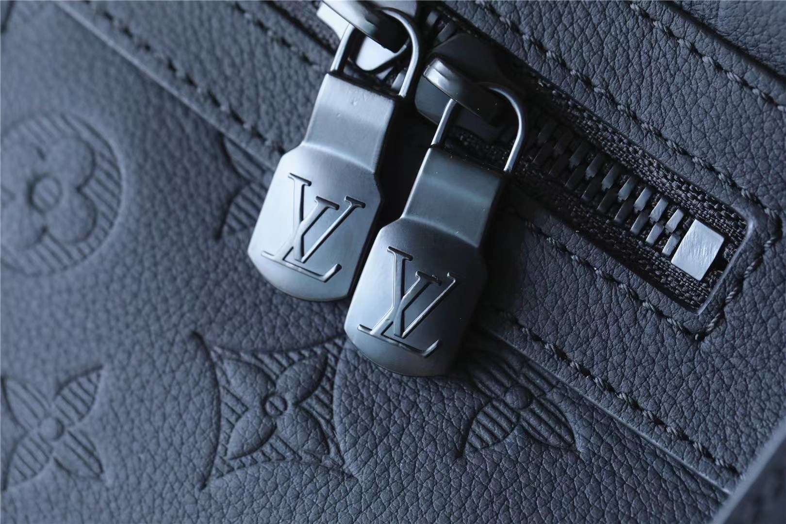 L0vis Vvtt0n Discovery Backpack Black For Men 11.4in/29cm