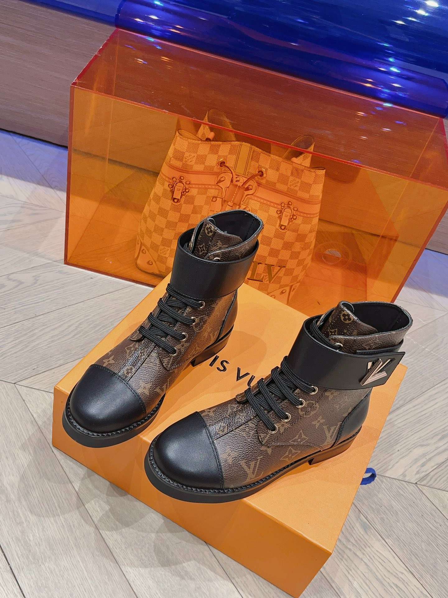 L0vis Vvtt0n Wonderland Flat Ranger Brown For Women 1AAV61