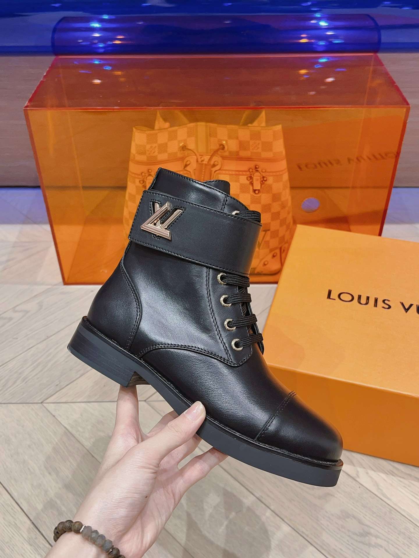 L0vis Vvtt0n Wonderland Flat Ranger Black For Women 1AAV57