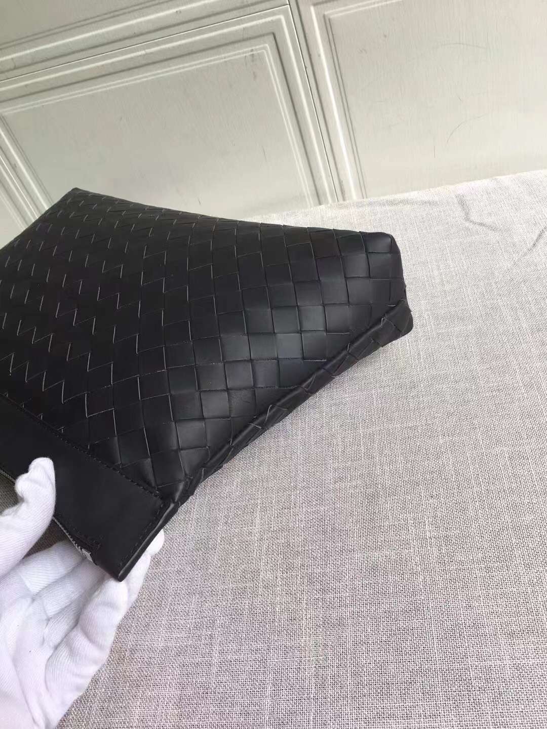 B0tt*ga Ven*ta Medium Intrecciato Zipped Pouch Black For Men 33cm / 13in 651852V0E518803