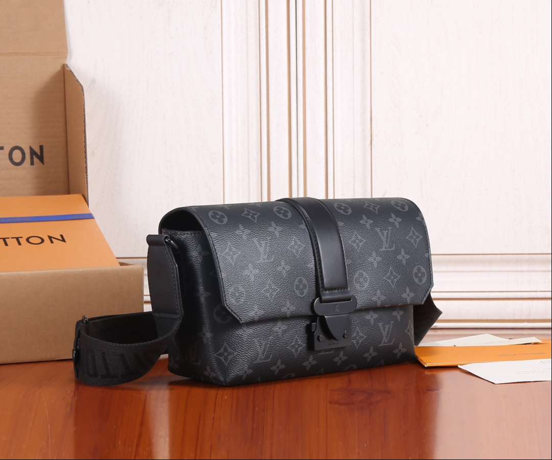 L0vis Vvtt0n S-Cape Messenger Black For Men 28cm / 11in M46794