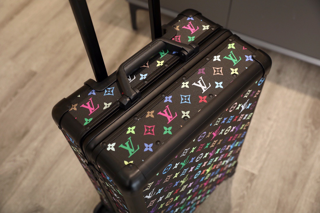 L0vis Vvtt0n Horizon 55 Black 21.7in/55cm