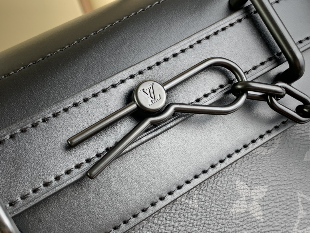 L0vis Vvtt0n Steamer PM Black For Men 9.8in/25cm M46953