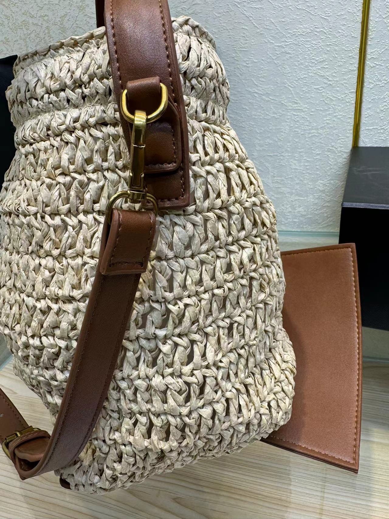 Sa1nt Lau*nt Le 37 In Woven Raffia And Vegetable-Tanned Beige For Women 9.8 Inches/ 25 Cm 773991GAAD72080