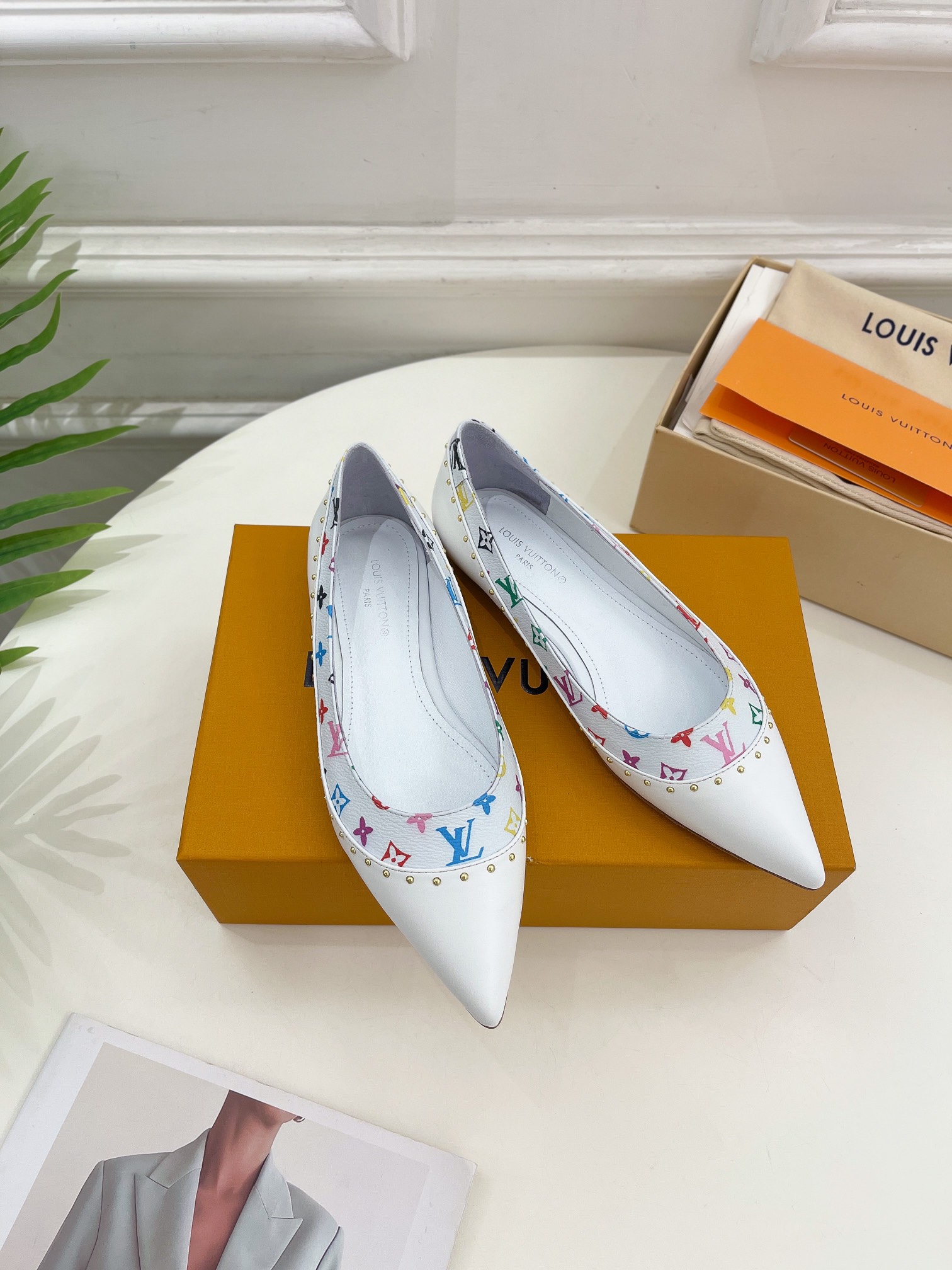 L0vis Vvtt0n Signature Flat Ballerina White For Women