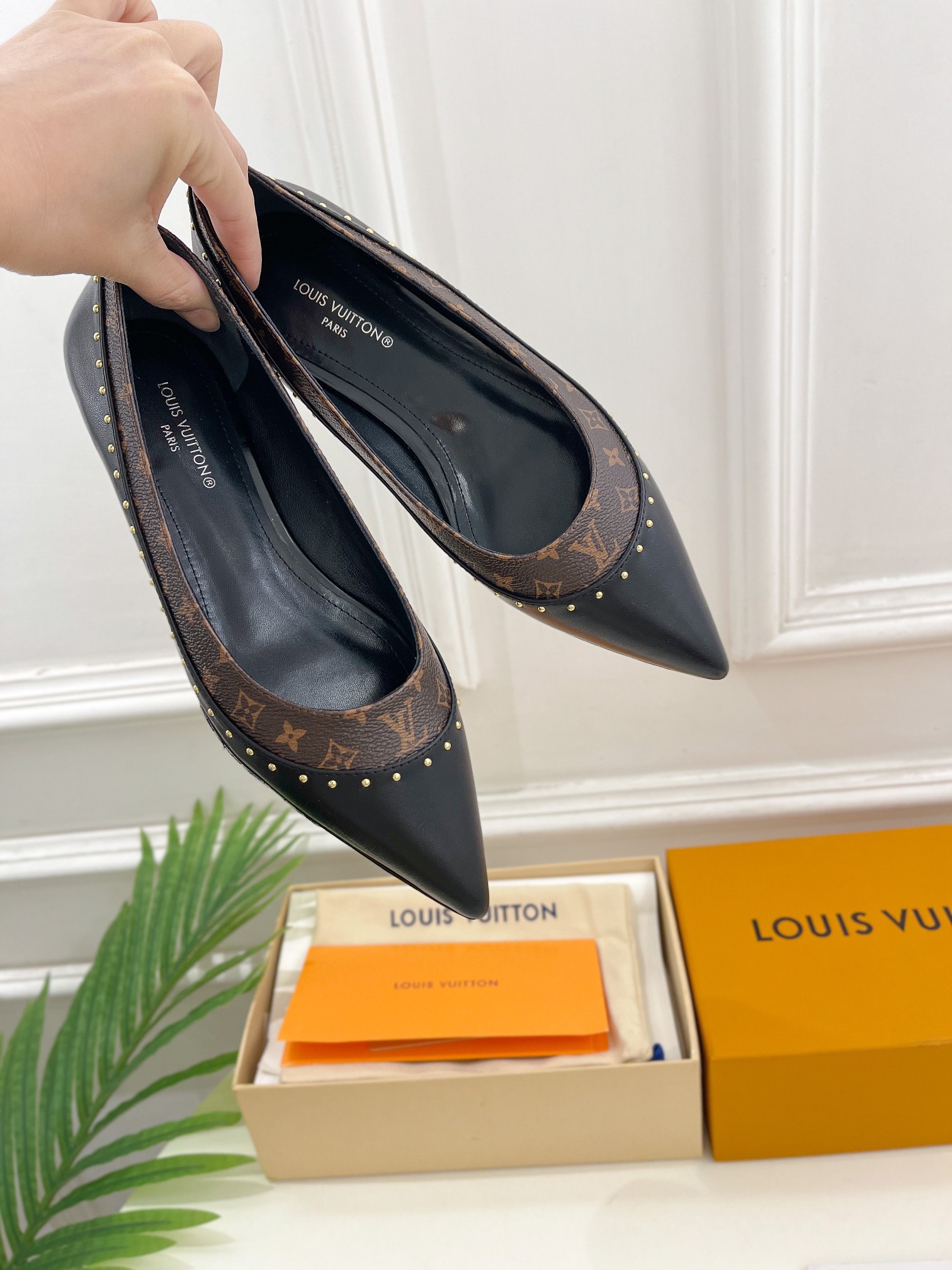 L0vis Vvtt0n Signature Flat Ballerina Black For Women 1AACKN