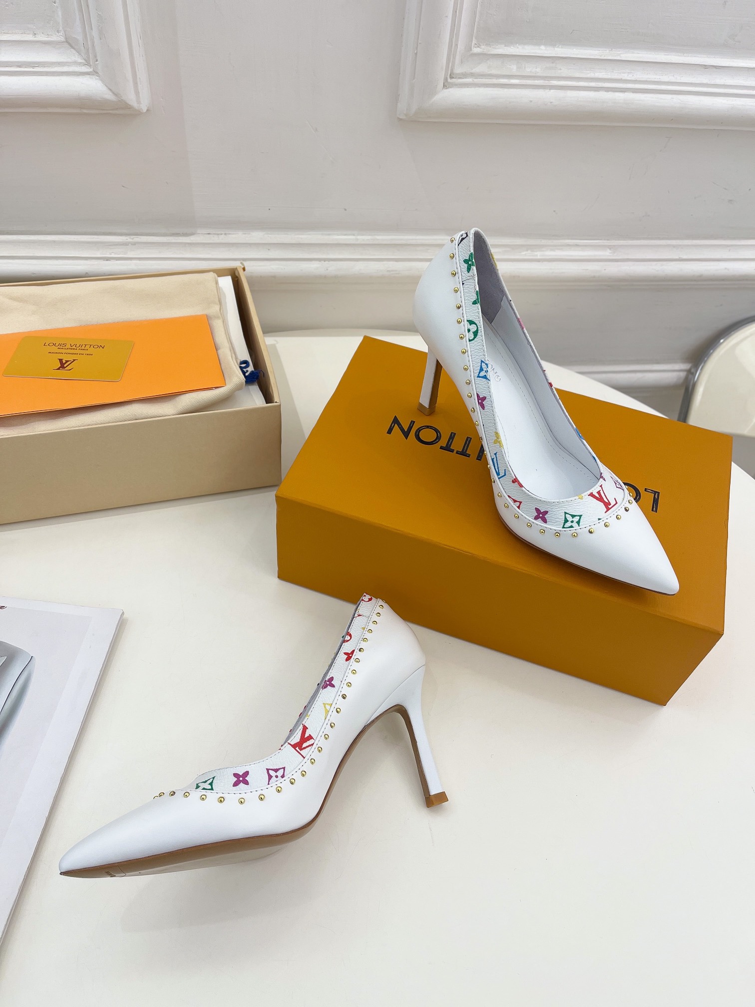 L0vis Vvtt0n Signature Pump White For Women 9.5/3.7in