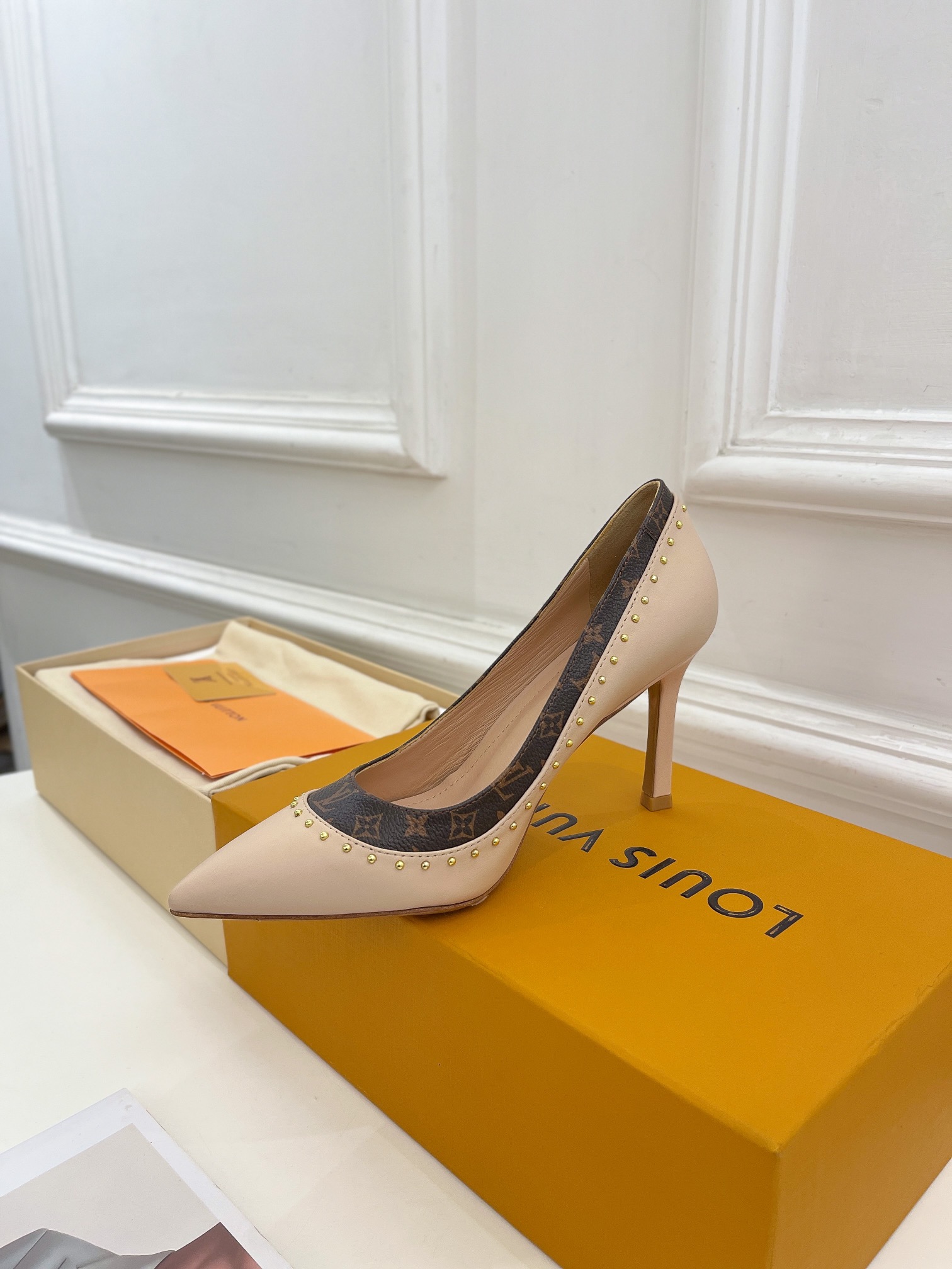 L0vis Vvtt0n Signature Pump Beige For Women 9.5/3.7in 1AACG5