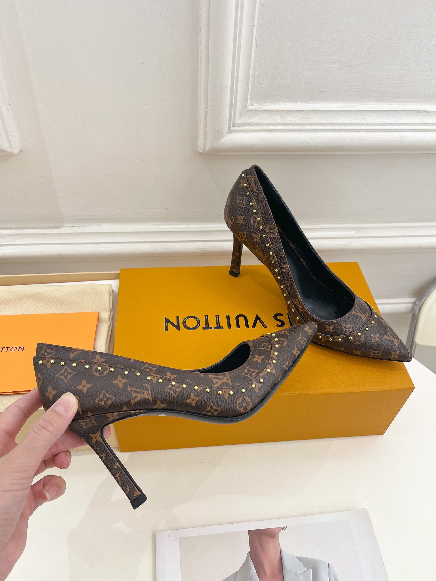 L0vis Vvtt0n Signature Pump Brown For Women 9.5/3.7in