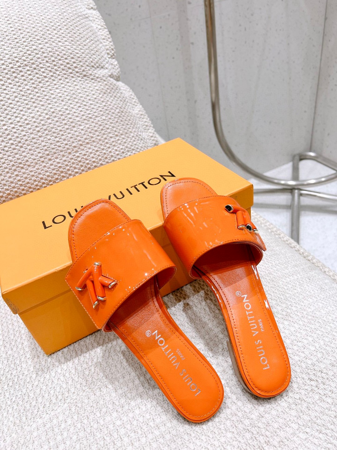 L0vis Vvtt0n Shake Flat Mule Orange For Women