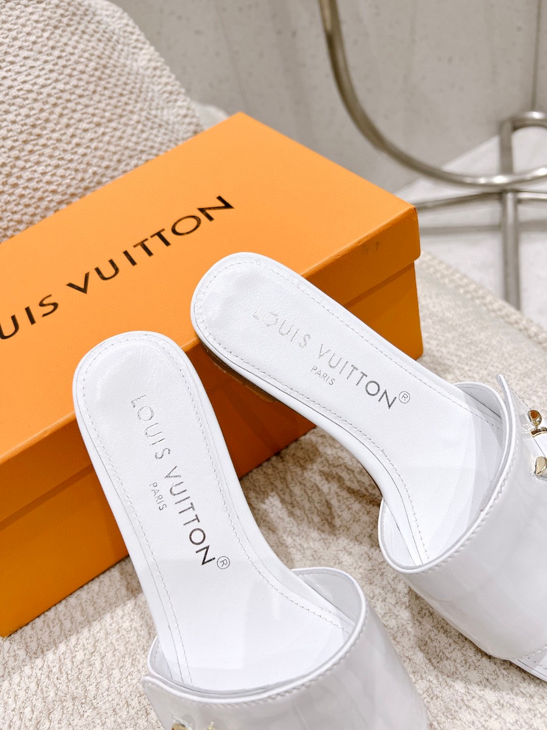 L0vis Vvtt0n Shake Flat Mule White For Women