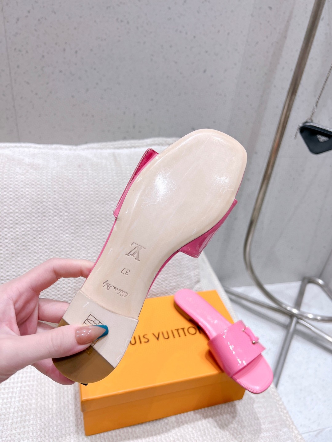 L0vis Vvtt0n Shake Flat Mule Pink For Women