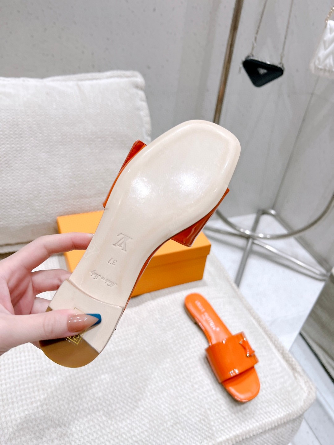 L0vis Vvtt0n Shake Flat Mule Orange For Women