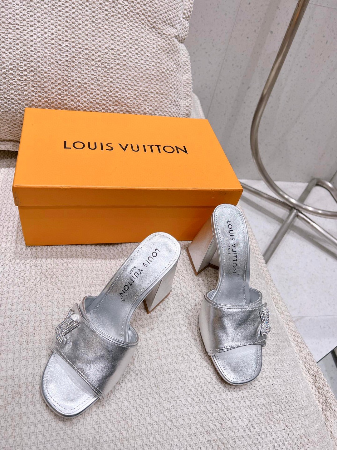 L0vis Vvtt0n Shake Mule Silver For Women 1AB1K9