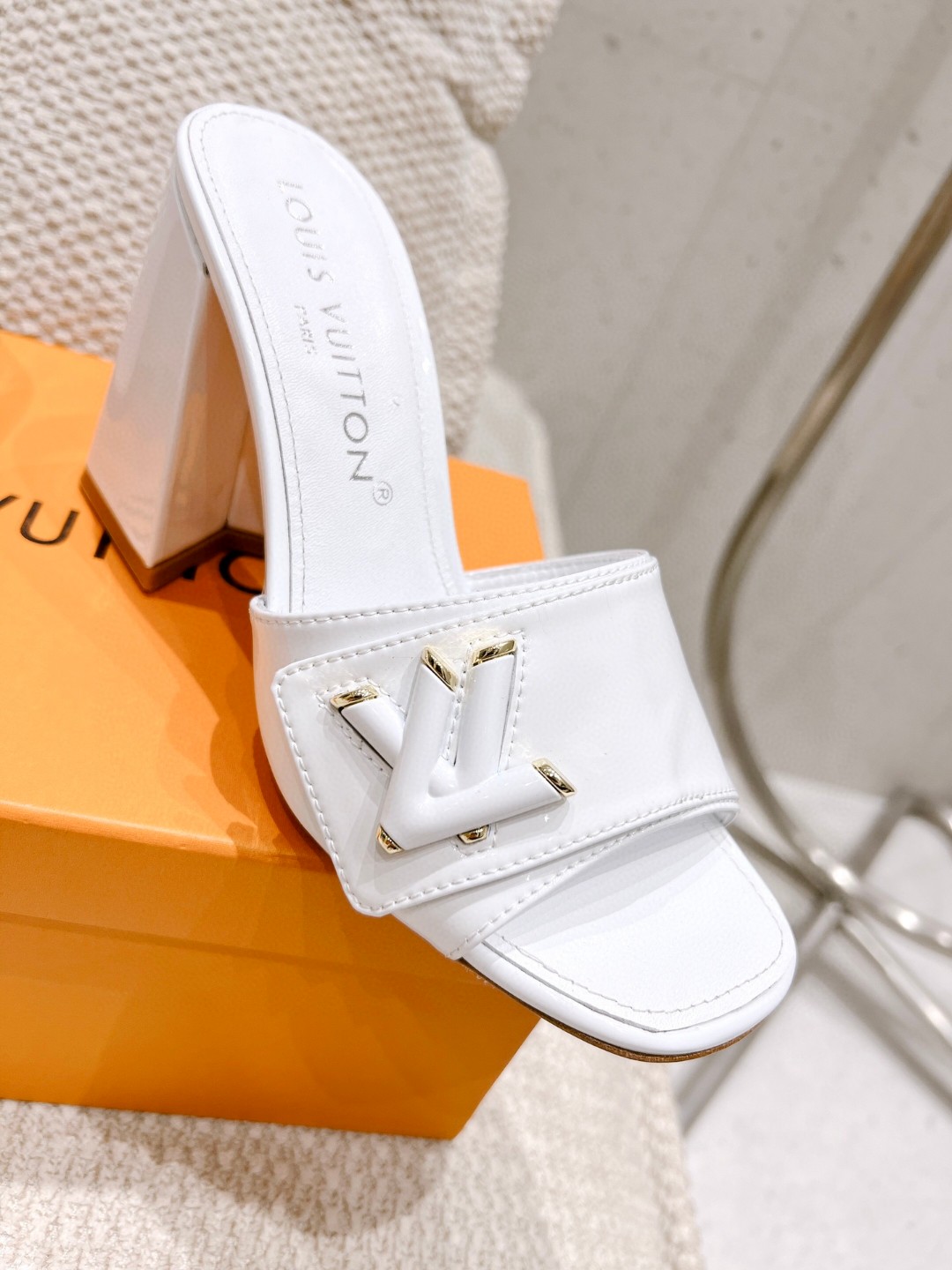 L0vis Vvtt0n Shake Mule White For Women