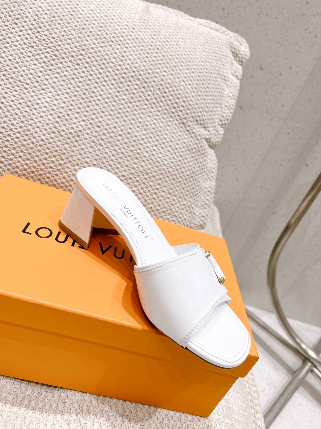 L0vis Vvtt0n Shake Mule White For Women