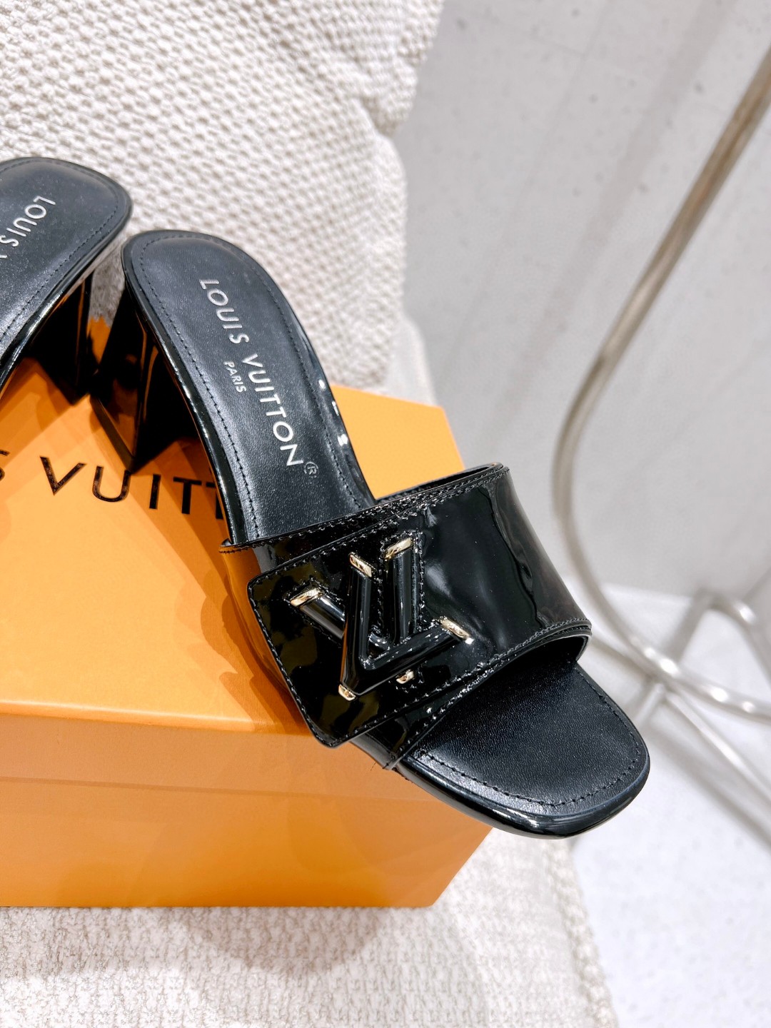 L0vis Vvtt0n Shake Mule Black For Women