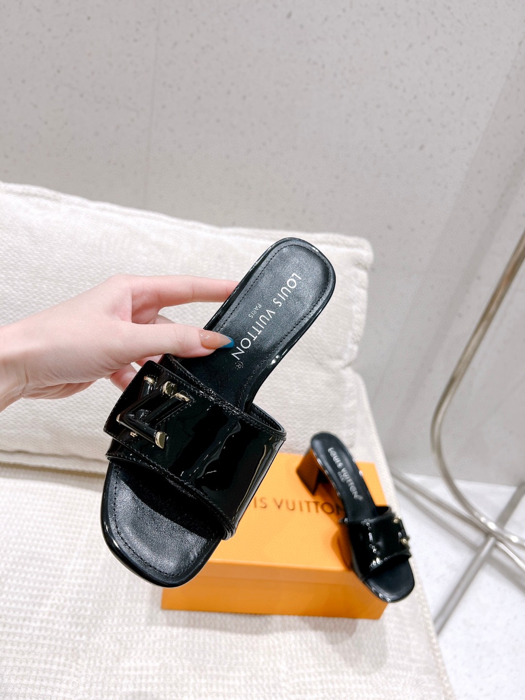 L0vis Vvtt0n Shake Mule Black For Women